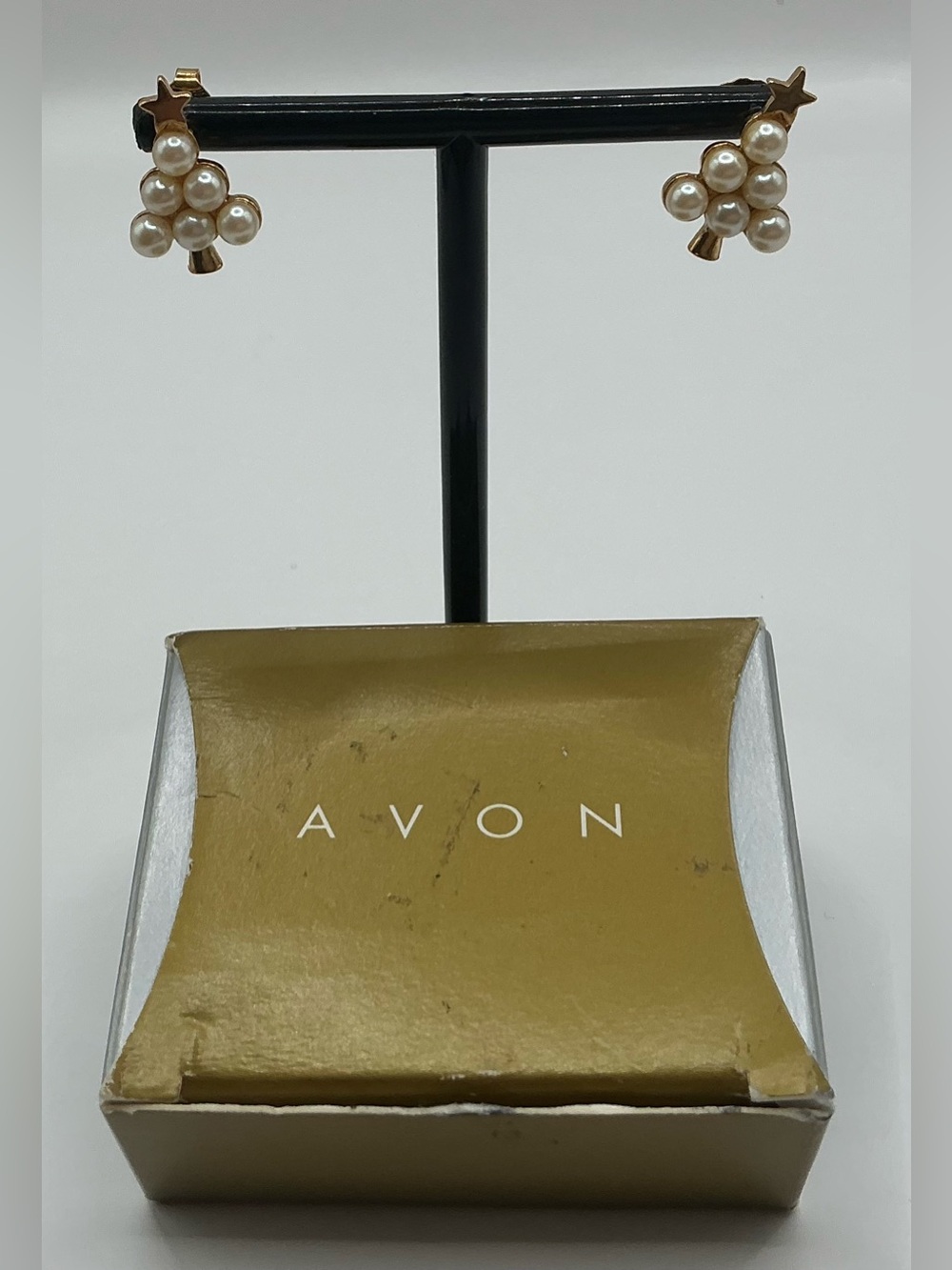 VINTAGE AVON NWT FAUX PEARL GOLD TONE STAR TOPPED TREE PIERCED STUD EARRINGS